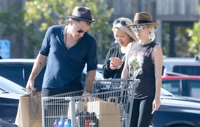 Леди Гага и Кристиано Карино возле супермаркета