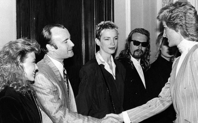 Миноуг (крайняя слева) на приеме у принцессы Дианы, 1988 год