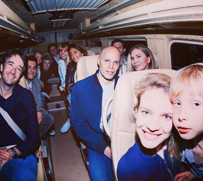 Наталья Водянова и Антуан Арно со своими детьми и друзьями в Нижнем Новгороде