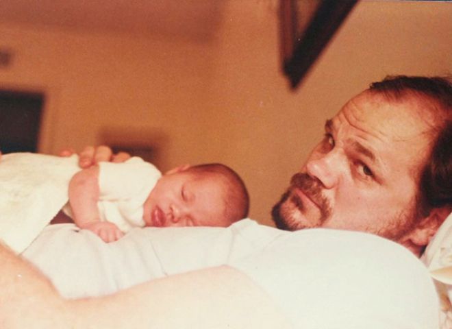 Новорожденная Меган с отцом