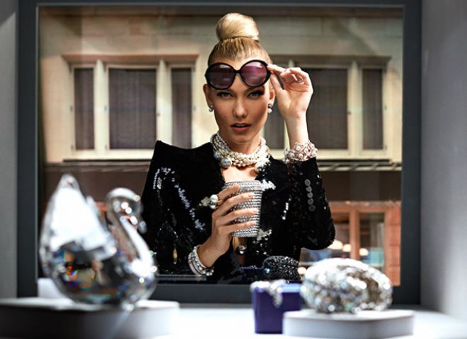 Карли Клосс в образе Одри Хепберн в рекламе Swarovski