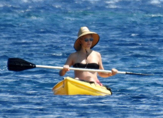 Кейт активно плавает на каяке