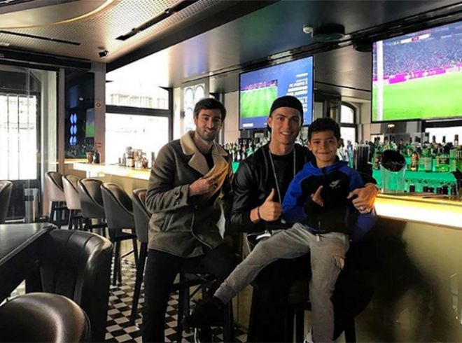Криштиану Роналду с сыном и другом в своем баре в Лиссабоне