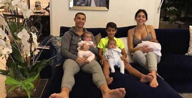 Криштиану Роналду вместе с 4 детьми и своей девушкой Джорджиной Родригес