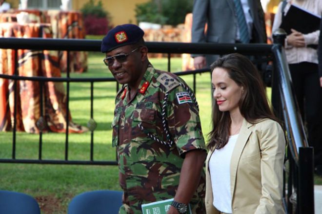 Джоли и военнослужащий