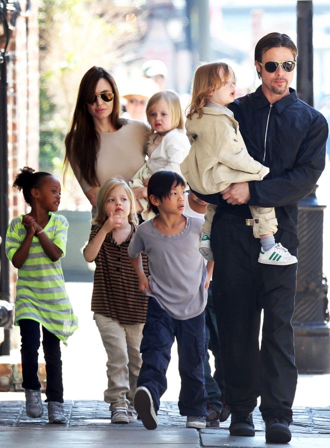 Джоли и Питт с детьми