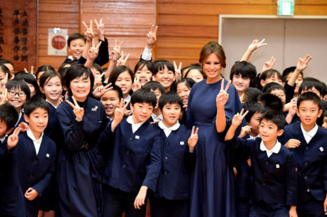 Акиэ Абэ и Мелания Трамп с учениками школы