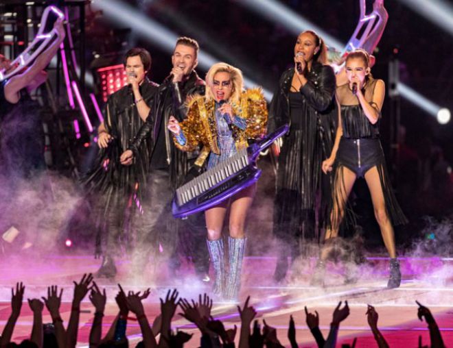Леди Гага со своей командой быстро завела весь зал