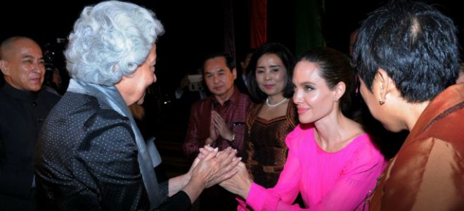 Анджелина Джоли поразила всех цветущим видом на премьере фильма в Камбоджи