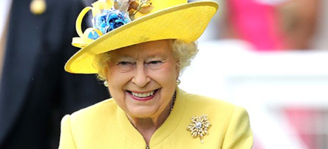 Королева Елизавета II с семьей побывала на открытии скачек Аскот-2016