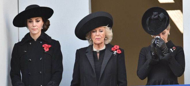 Королева Елизавета II, Кейт Миддлтон и другие члены семьи посетили парад ко Дню 