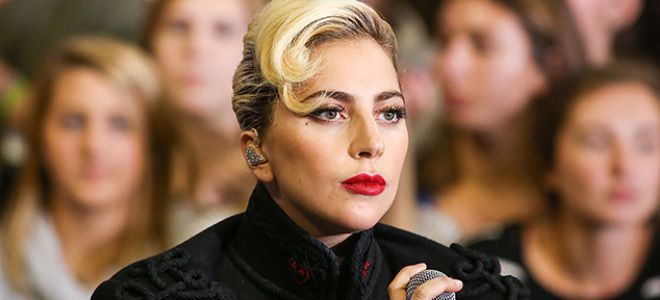 Леди Гага с фанатами поделилась опытом того, как она купирует боли при волчанке