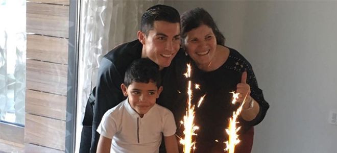 Криштиану Роналду весело отпраздновал свой день рождения с сыном и мамой