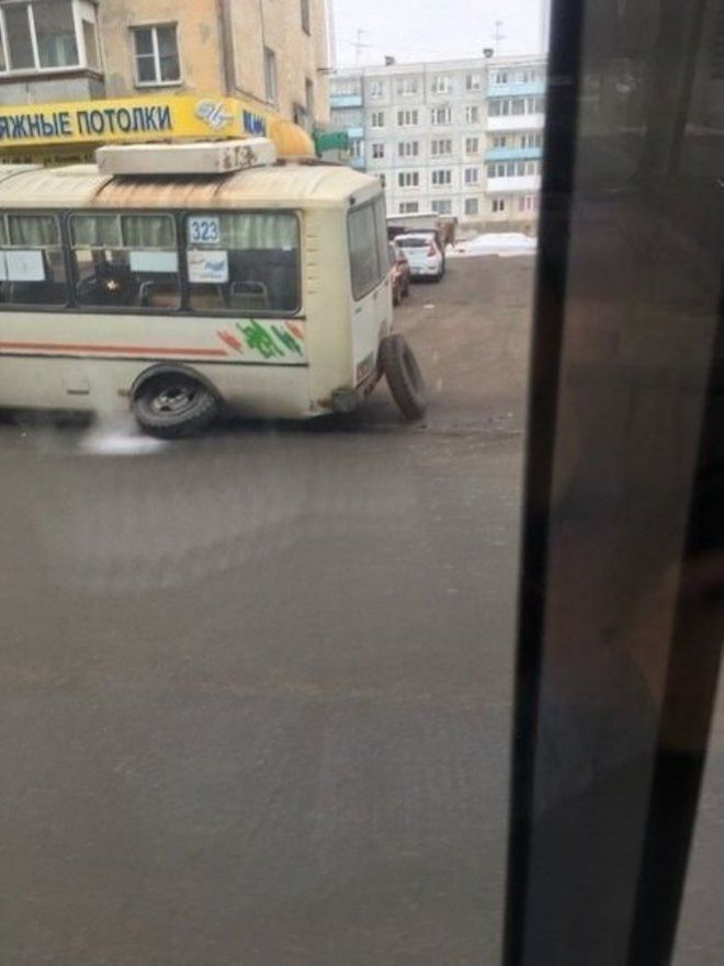 На этом снимке видно, как у автобуса отваливается колесо