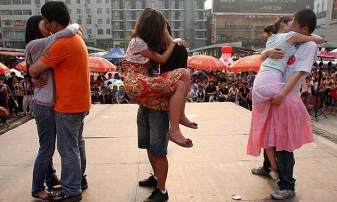 10. В Китае люди целуются без стеснения