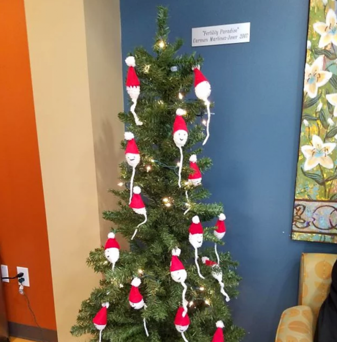 А вот такие украшения можно увидеть на новогодней елке в клинике