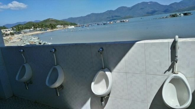 17. Вот такой туалет есть на одном из пляжей Японии