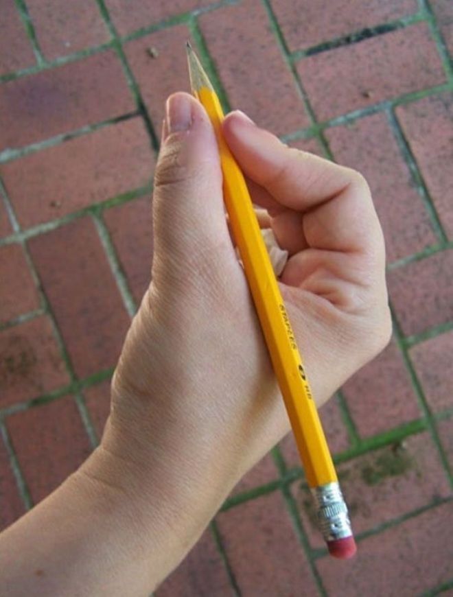 Карандаш и ручка вместе стоят 8 рублей. Правильно держать ручку. Держит карандаш. Научить ребенка держать карандаш. Учёба карандашом.