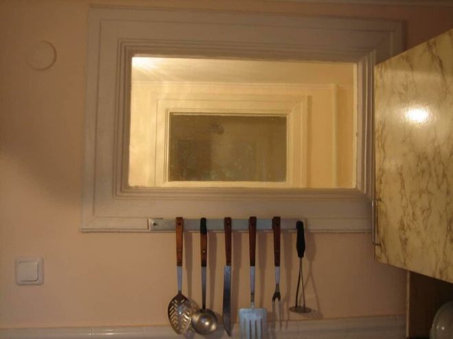 2. Небольшое окно в туалете