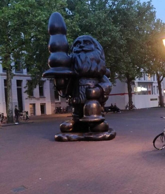 В Роттердаме есть статуя Санта Клаусу