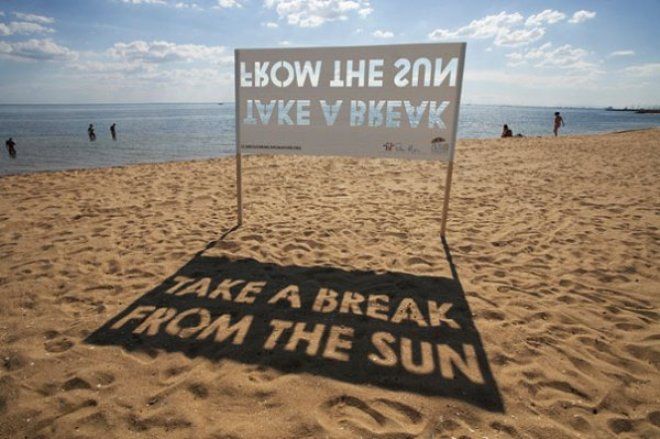 Австралийский центр рака установил щит прямо на пляже со слоганом «Отдохни от со