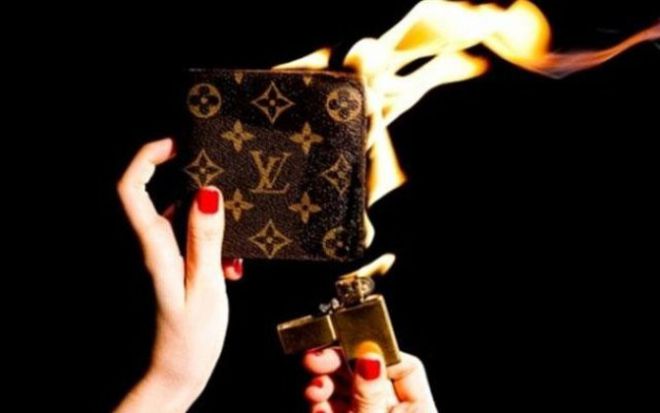 Louis Vuitton сжигает непроданные сумки