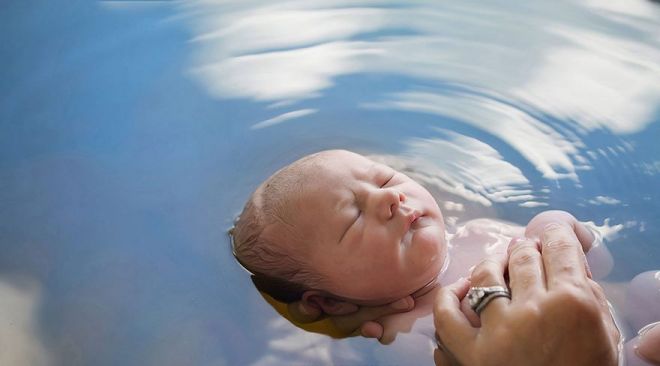 Удивительно красивый снимок - ребенок, который только что родился в воде