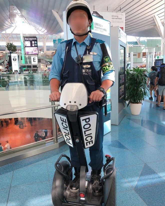 Полицейский на гироскутере в торговом центре - обычное дело