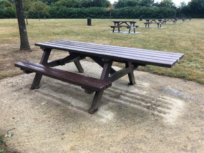 Такие столы можно часто увидеть в парках за рубежом