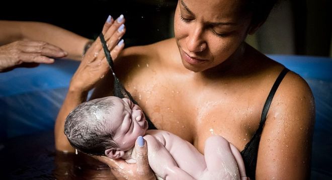 Сейчас эта женщина впервые приложит новорожденного к груди
