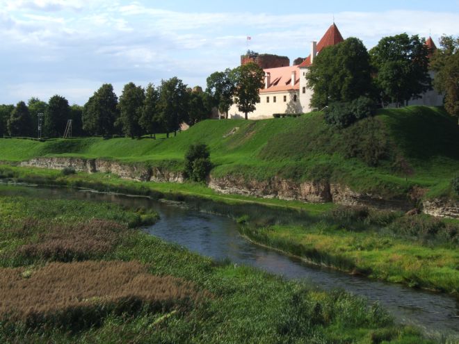 Бауский замок через реку Мусу