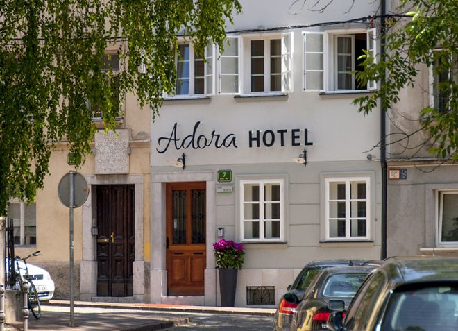 Отель Adora