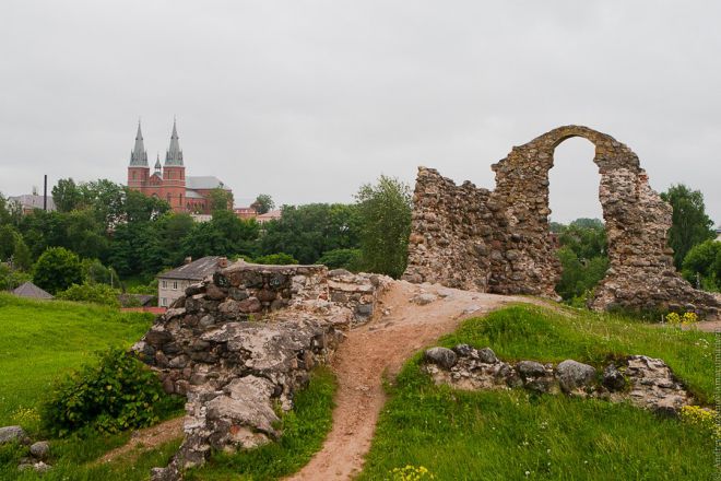 Развалины замка Розиттен и Кафедральный собор Сердца Иисусова