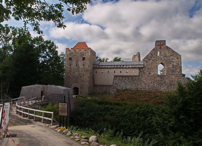Руины Ливонского замка