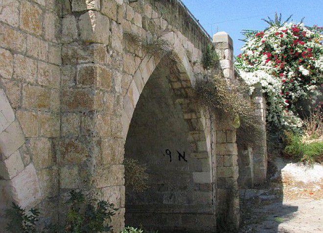 Старый мост, построенный мамлюками - исторический памятник Явне