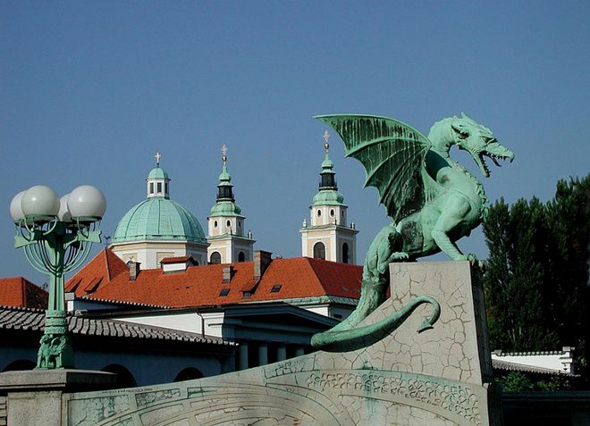 Статуя драконов на Драконовом мосту в Любляне