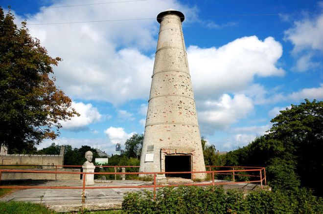 Уцелевшая башня цементной фабрики и памятник ее первому хозяину