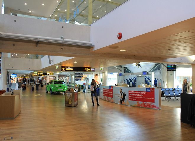 В здании аэропорт пассажирам предоставляется множество услуг