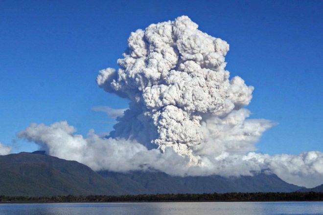 Выброс пепла из вулкана 5 мая 2008 года