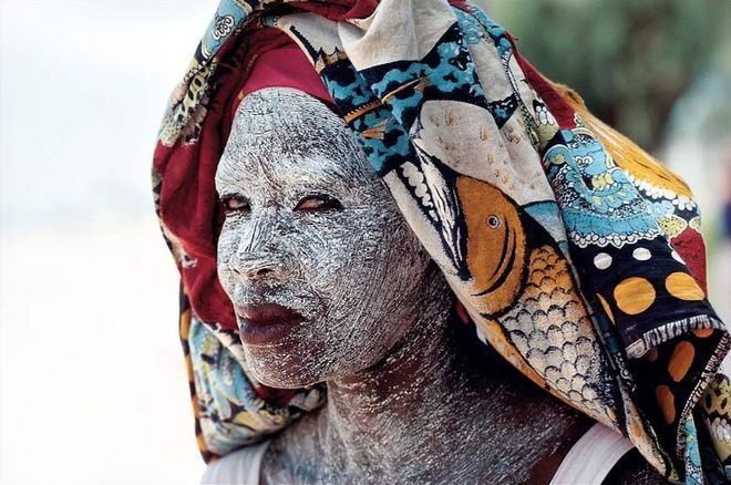 Традиционная белая маска представительницы племени Макуа, Зимбабве
