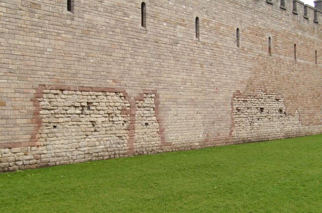 Римская кладка видна в стенах Кардиффского замка