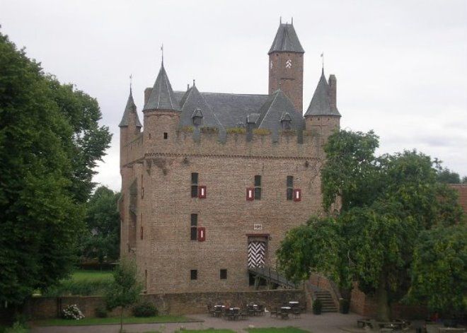 Замок Дорненбург