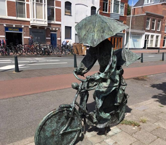 Велосипедист под дождем в Гааге