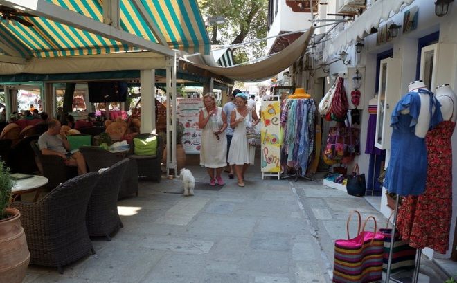 Магазины располагаются на набережной Скопелос-тауна