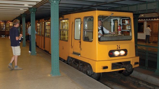 Поезда, курсирующие вдоль линии M1 будапештского метро