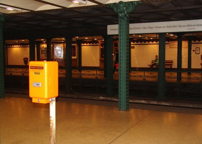 Валидатор билетов в метро Будапешта, Венгрия