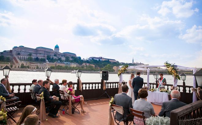Свадебная церемония с видом на Будайскую крепость, Венгрия