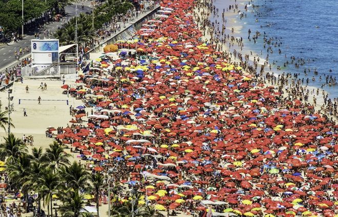 Бразильский пляж в высокий сезон