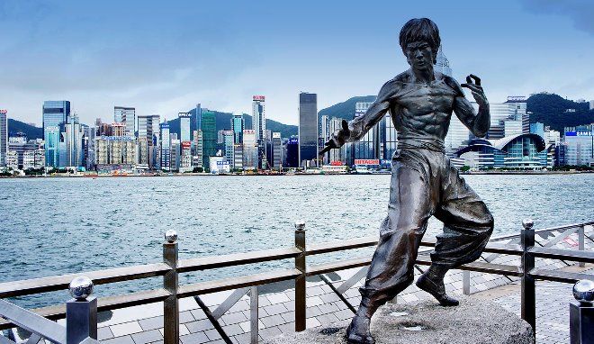 Памятник Брюсу Ли на набережной Гонконга