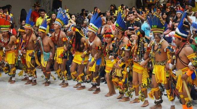 Представители коренных индейских народов Бразилии